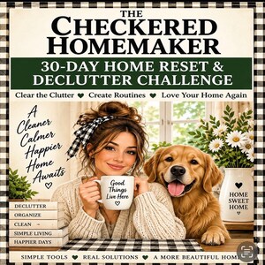 Può includere: Un poster intitolato The Checkered Homemaker 30-Day Home Reset & Declutter Challenge con una persona che tiene una tazza con scritto Good Things Live Here accanto a un golden retriever e un vaso di margherite con il testo Home Sweet Home.