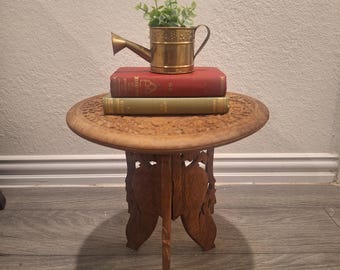 Mesa auxiliar plegable de madera tallada / Mesa auxiliar redonda con incrustaciones florales / Soporte para plantas de madera estilo bohemio indio / Decoración del hogar estilo cottagecore