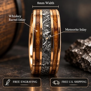 Könnte beinhalten: Ein Ring mit 8 mm Breite, der eine zentrale Meteorit-Einlage zwischen zwei Whiskey-Fassholz-Einlagen aufweist. Das Band hat eine metallische Oberfläche. Der Text auf dem Bild zeigt 8mm Width, Whiskey Barrel Inlay, Meteorite Inlay, FREE ENGRAVING und FREE U.S. SHIPPING.