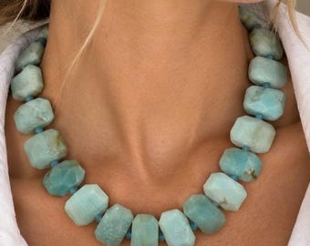 Può includere: Una collana composta da grandi perle di amazzonite sfaccettate color blu-verde. Le pietre spesse di forma rettangolare sono infilate con piccole perline distanziatrici rotonde abbinate, creando un design a girocollo continuo, audace e strutturato.