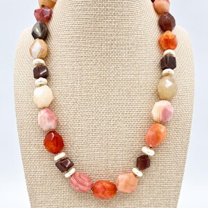 Le collier Vivienne | Agate facettée et perles d'eau douce | Bijou d'exception aux pierres précieuses corail, rose poudré et tons terreux image 3