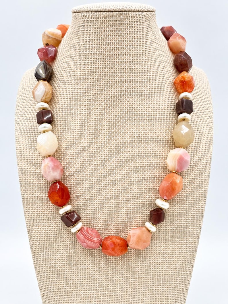 Le collier Vivienne | Agate facettée et perles d'eau douce | Bijou d'exception aux pierres précieuses corail, rose poudré et tons terreux image 3