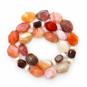 Le collier Vivienne | Agate facettée et perles d'eau douce | Bijou d'exception aux pierres précieuses corail, rose poudré et tons terreux image 2