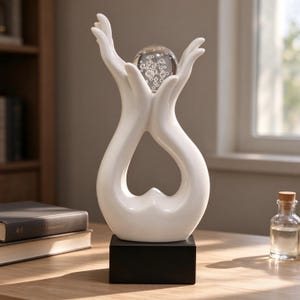 Abstrakt handformad skulptur, modern keramisk bordsdekoration, lysande heminredning, öppen spis i vardagsrummet.