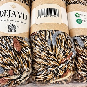 Può includere: Tre matasse di filato DEJAVU Premium Fiber caratterizzate da un mix ritorto multicolore di fibre nere, bianche, marrone chiaro e color ruggine con piccoli accenti trapuntati. Ogni matassa ha un'etichetta di carta con codice a barre e certificazione Oeko-Tex.