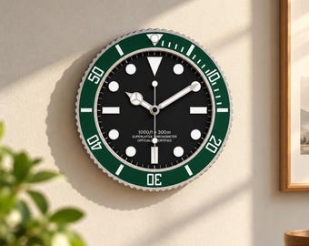 Puede incluir: Un reloj de pared redondo con esfera negra, marcadores de hora blancos circulares y rectangulares, manecillas blancas y un bisel giratorio verde con números blancos. El texto 1000ft/300m SUPERLATIVE CHRONOMETER OFFICIALLY CERTIFIED está impreso en blanco.