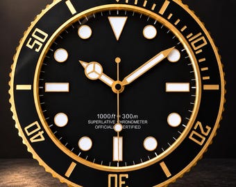 Puede incluir: Un reloj de pared redondo con diseño de reloj de buceo, esfera negra, bisel dorado e índices luminosos blancos. La esfera muestra el texto 1000ft = 300m, SUPERLATIVE CHRONOMETER, OFFICIALLY CERTIFIED con manecillas de color dorado.
