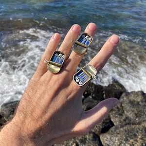 flashy rings.
Porcelain jewelry inspired by the sea