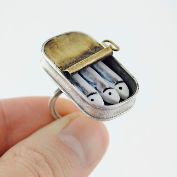 Zilveren flitsende ring, hedendaagse ring, porseleinen sardines, handgemaakte ring, moderne sieraden, sterling zilveren ring, verstelbare ring