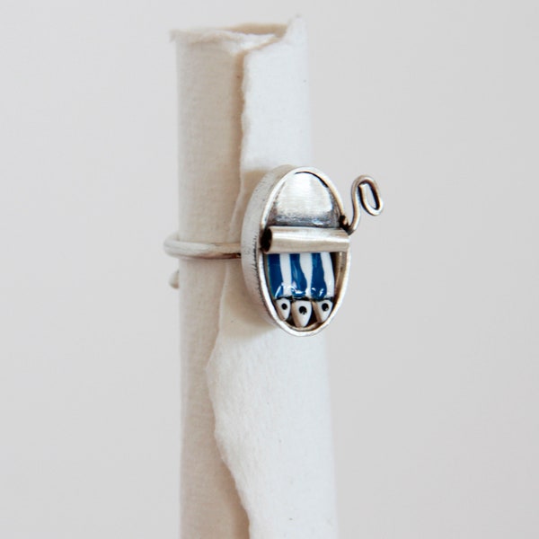 SARDINES blikje ring, hedendaagse ring, geëmailleerde sardines, moderne sieraden, sterling zilveren ring, verstelbare ring