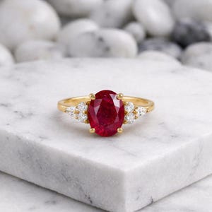 2 karat ovalslipad förlovningsring med labododlad rubin, solitärring med födelsesten i juli, enkel löftering med rubin för henne, minimalistiska rubinsmycken