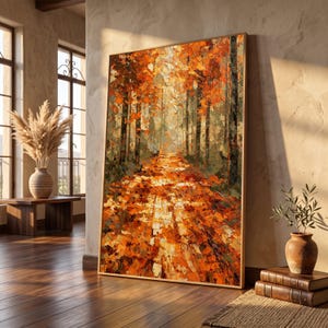 Könnte beinhalten: Ein vertikales, rechteckiges Leinwandgemälde, das eine impressionistische Waldszene mit einem von leuchtend orangefarbenen, gelben und roten Herbstblättern bedeckten Weg zeigt. Hohe, dunkle Baumstämme säumen den Pfad mit dicken, strukturierten Pinselstrichen.
