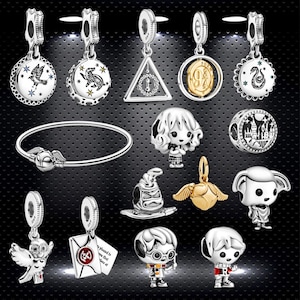 Puede incluir: Una colección de dijes de joyería plateados y un brazalete con varios diseños de fantasía, que incluyen una bola alada, un sombrero seleccionador, un castillo, un búho, una carta y varias figuras con grabados y detalles precisos.