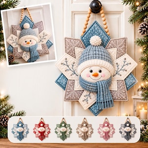 Peut inclure: Une décoration murale en tissu matelassé en forme d'étoile avec un bonhomme de neige central portant un bonnet et une écharpe en tricot bleu. L'étoile présente des panneaux géométriques superposés en bleu, blanc et beige avec des broderies.