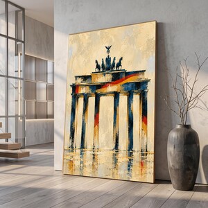 Peut inclure: Une impression d'art mural rectangulaire verticale représentant une peinture impressionniste de la porte de Brandebourg à Berlin. La structure est rendue dans des tons bleu foncé et noir avec un drapeau rouge, or et noir drapé au sommet.