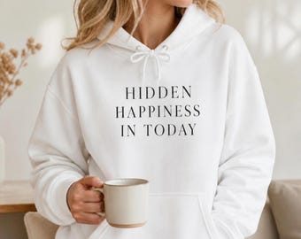 Bluza z kapturem „Ukryte szczęście w dzisiejszych czasach” | Minimalistyczna bluza z typografią, bluza z cytatem o uważności, przytulny prezent dla dbających o siebie (unisex)