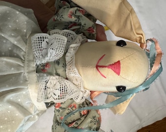Vintage Hasenpuppe aus den 1980er Jahren im Landhausstil mit geblümtem Kleid und Spitzenschürze • Shabby Chic Cottagecore Osterdeko Plüschhase