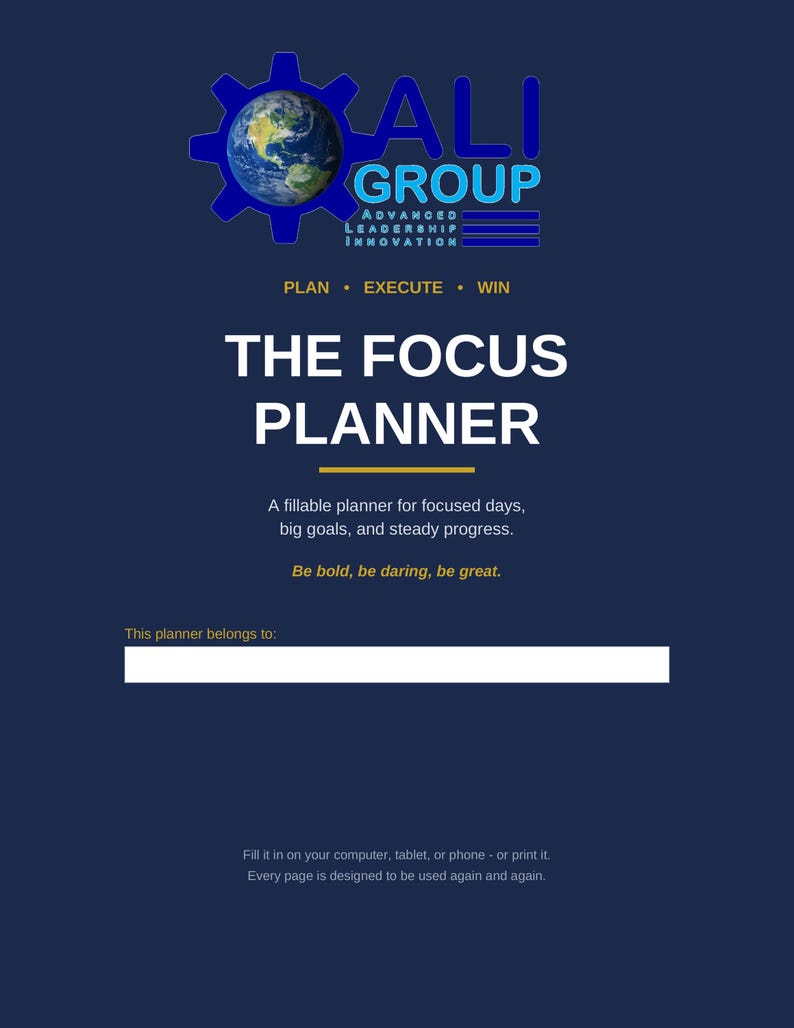 Puede incluir: Una portada de planificador digital azul oscuro titulada THE FOCUS PLANNER con el logotipo de ALI GROUP que muestra un globo terr&aacute;queo y un engranaje. El texto incluye PLAN, EXECUTE, WIN y A fillable planner for focused days, big goals, and steady progress.
