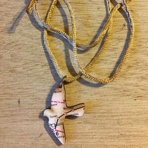 Reisen Vogel Holzanhänger Decoupage mit Kartenseiten