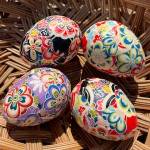 Flower Power Chiyogami/Yuzen Paper Decoupage Paper Mache Easter Eggs: Zestaw czterech sztuk