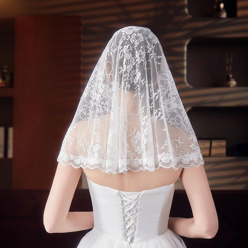 Short Lace Bridal Veil, Scalloped Floral Mantilla, Lightweight Wedding