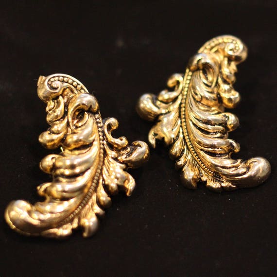 Vintage 70s gold tone metal feather clip on earri… - image 3