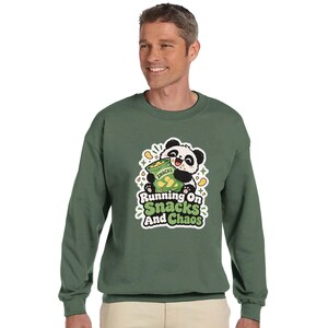 Fueled by Snacks and Chaos Sweatshirt, Rolig Panda T-shirt, Kaotisk Söt Panda Tröja, Gåva för Snackälskare, Comfort Colors Grafisk T-shirt