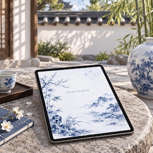 Puede incluir: Una tableta que muestra una ilustración digital en estilo de tinta lavada azul y blanco con bambú, flores de ciruelo y paisajes montañosos con el texto STUDY IN BLUE centrado en la pantalla, sobre una superficie de piedra texturizada.