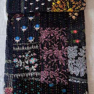 Czarno-granatowa bawełniana kołdra Khambadiya w stylu vintage, rozmiar Queen 90 x 108 cali, kolorowa haftowana narzuta patchworkowa.