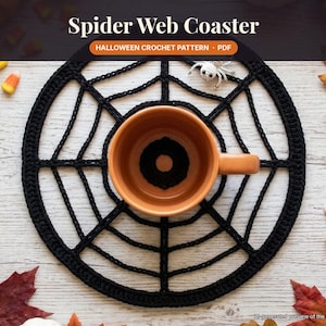 Peut inclure: Un dessous de verre en crochet noir en forme de toile d'araignée avec une tasse orange circulaire au centre. Le texte Spider Web Coaster et HALLOWEEN CROCHET PATTERN PDF est visible en haut. Une petite araignée en crochet blanc est fixée.