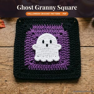 Peut inclure: Une pièce carrée au crochet représentant un fantôme blanc avec des yeux noirs et une petite bouche, centré sur un fond violet et entouré d'une bordure noire. Le texte Ghost Granny Square HALLOWEEN CROCHET PATTERN PDF est visible.