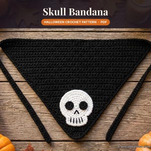 Peut inclure: Un bandana triangulaire en crochet noir avec un motif de crâne blanc aux orbites noires et aux lignes de dents verticales. Le texte en haut indique Skull Bandana HALLOWEEN CROCHET PATTERN PDF. L'article est posé sur une surface en bois.