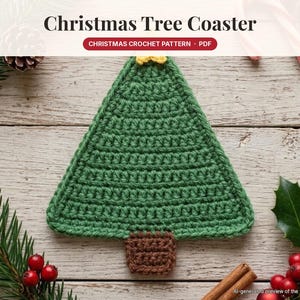 Peut inclure: Un dessous de verre en crochet vert en forme de sapin de Noël avec une base rectangulaire marron et une petite étoile jaune au sommet. Le texte "Christmas Tree Coaster" et "CHRISTMAS CROCHET PATTERN · PDF" est visible.