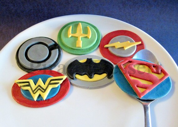 WONDER WOMAN JUSTICE LEAGUE Cake Topper Set Cupcake 24 Pieces plus Birthday Card