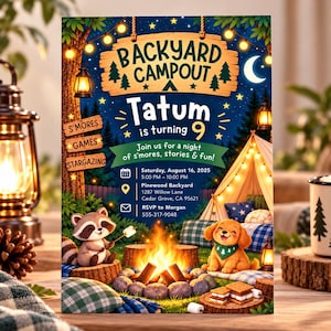 Könnte beinhalten: Eine Geburtstagseinladung für ein Garten-Camping mit Lagerfeuer, Waschbär und Welpen. Der Text lautet: BACKYARD CAMPOUT, Tatum is turning 9, Join us for a night of s'mores, stories & fun!, Samstag, 16. August 2025, 17:00 – 22:00 Uhr.