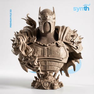 Puede incluir: Un busto impreso en 3D de color beige de una figura guerrera con casco ornamentado, cota de malla y armadura de hombro con púas. La figura presenta una capa fluida y una base decorada con calaveras y un emblema de escudo. Texto: "synth" y "PREMIUM FILE 3D".