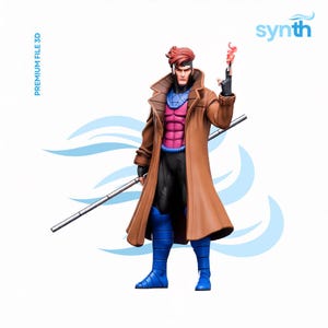 Può includere: Una statuetta di Gambit che indossa un trench marrone, un'armatura pettorale magenta e protezioni blu per le gambe. Il personaggio tiene un bastone argentato e ha un effetto fiamma su un dito. Il testo "PREMIUM FILE 3D" e "synth" sono visibili.