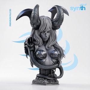 Könnte beinhalten: Eine graue, monochrome Büsten-Skulptur einer gehörnten Figur mit langem Haar, die eine um den Oberkörper gewickelte Schlange und einen mit kleinen Totenköpfen verzierten Sockel zeigt. Der Text "PREMIUM FILE 3D" und "synth" ist im Bild sichtbar.