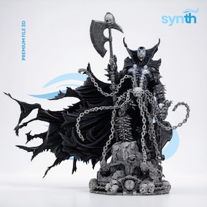 Puede incluir: Una figura detallada de Spawn en gris oscuro sobre una base adornada con calaveras, sosteniendo un hacha de batalla. El personaje lleva una capa fluida y armadura con pinchos, con cadenas metálicas. Texto: PREMIUM FILE 3D y synth.