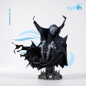 Puede incluir: Un busto 3D detallado del personaje Spawn, con una capa oscura y fluida, detalles de calaveras blancas en el pecho y una máscara texturizada. La base es un pedestal de estilo gótico con cadenas y calaveras. Texto PREMIUM FILE 3D y synth.