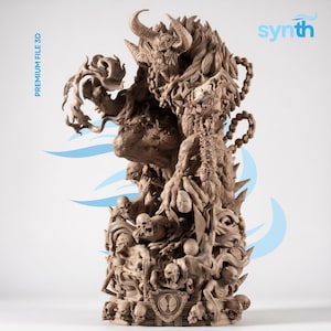 Peut inclure: Une statue en résine imprimée en 3D de couleur brune représentant un démon cornu entouré de plusieurs crânes et silhouettes squelettiques. La base comporte un emblème en forme de bouclier avec un logo circulaire. Texte : PREMIUM FILE 3D et synth.