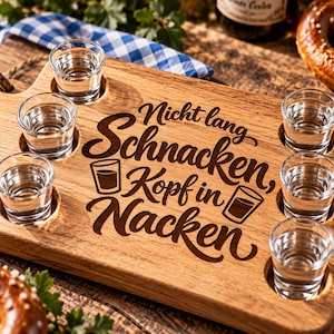 Könnte beinhalten: Ein rechteckiges Holzbrett mit sechs kreisförmigen Aussparungen für klare Schnapsgläser. Das Brett ist mit dem gravierten Text "Nicht lang Schnacken, Kopf in Nacken" sowie zwei kleinen Abbildungen von Schnapsgläsern versehen.