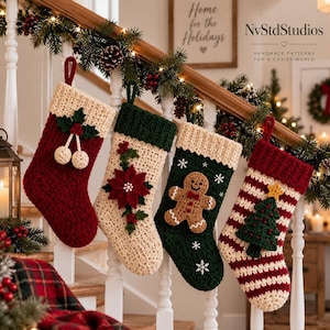 Può includere: Quattro calze natalizie all'uncinetto appese a una ringhiera di legno. La prima è rossa con agrifoglio, la seconda color crema con una stella di Natale, la terza verde scuro con un omino di pan di zenzero e la quarta è a righe rosse e bianche.