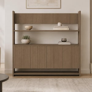 Pode incluir: Uma cristaleira alta de madeira castanho-claro com uma secção inferior de quatro portas verticais, uma prateleira central aberta e uma prateleira superior aberta. A unidade tem um painel superior plano e uma prateleira de base com textura.
