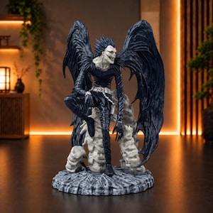 Può includere: Una statuetta dettagliata di una creatura umanoide alta e snella con capelli neri a punta, un ampio sorriso con denti in vista e grandi ali scure. Il personaggio indossa una maglia nera a maniche lunghe e pantaloni con una cintura argentata.