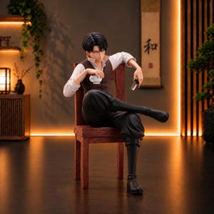 Könnte beinhalten: Eine Anime-Sammelfigur mit schwarzen Haaren, bekleidet mit einem weißen langärmeligen Hemd, einer braunen Weste, einer schwarzen Hose und schwarzen Stiefeln. Die Figur sitzt auf einem Holzstuhl und hält eine kleine weiße Teetasse in der Hand.