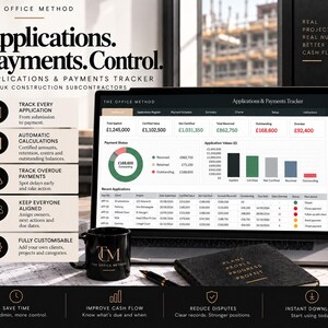 Puede incluir: Una pantalla de portátil muestra el software The Office Method Applications & Payments Tracker con paneles financieros, gráficos y una tabla de datos de proyectos. Junto al portátil hay una taza negra con un logotipo dorado, un bolígrafo y un cuaderno negro.