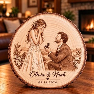 Könnte beinhalten: Eine kreisförmige Holzscheibe mit einer Lasergravur, die eine Person in einem Kleid stehend und eine Person im Anzug kniend bei einem Heiratsantrag zeigt. Der Text "Olivia & Naah" und das Datum "09.14.2024" sind unter den Figuren eingraviert.