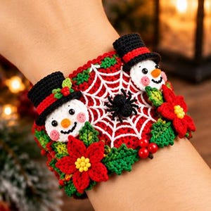 Può includere: Un ampio bracciale all'uncinetto con sfondo rosso, un motivo a ragnatela bianca e un ragno nero. Il design include due pupazzi di neve con cilindri neri, stelle di Natale rosse, foglie verdi e bacche rosse.