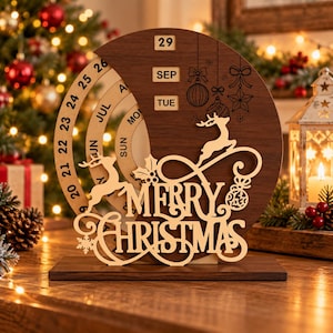 Pode incluir: Um calendário perpétuo circular de madeira com acabamento em castanho escuro e anéis rotativos de cor clara que exibem números, meses e dias. A frente apresenta o texto MERRY CHRISTMAS, uma rena a saltar e ornamentos gravados.